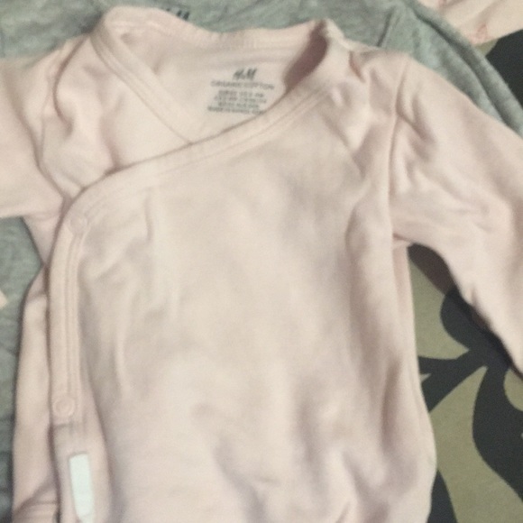 Lot of H&M long sleeve onesies (size 2-4m) - Picture 2 of 4